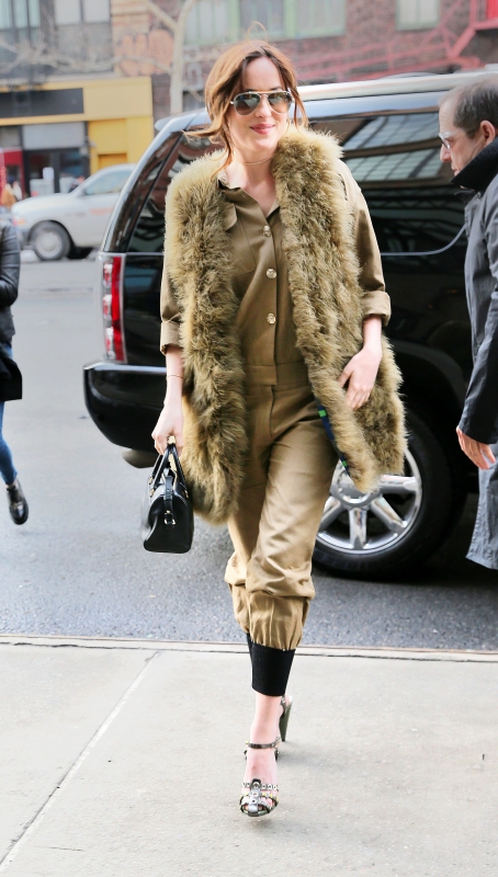 Ντύσου σαν τη Dakota Johnson: βρες κι εσύ το jumpsuit που σου ταιριάζει