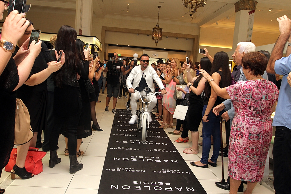 Napoleon Perdis: Έκανε είσοδο σε σεμινάριο makeup με BMX