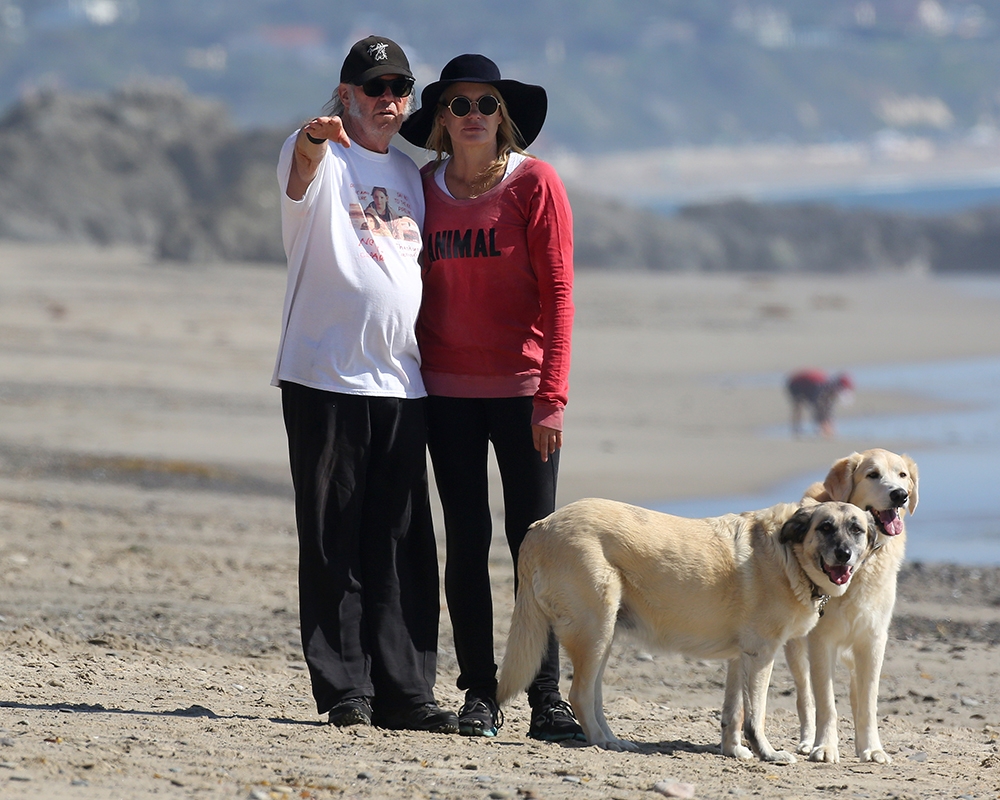Daryl Hannah- Neil Young: Ρομαντική βόλτα στην παραλία Daryl Hannah- Neil Young: Ρομαντική βόλτα στην παραλία