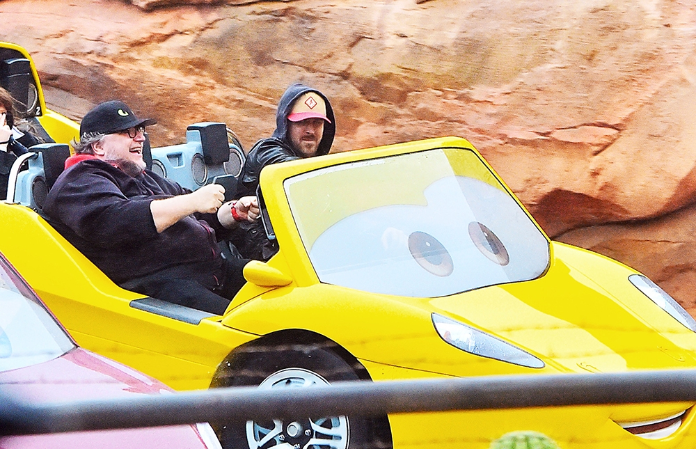 Ryan Gosling: Διασκεδάζει στην Disneyland με τον Guillermo del Toro Ryan Gosling: Διασκεδάζει στην Disneyland με τον Guillermo del Toro