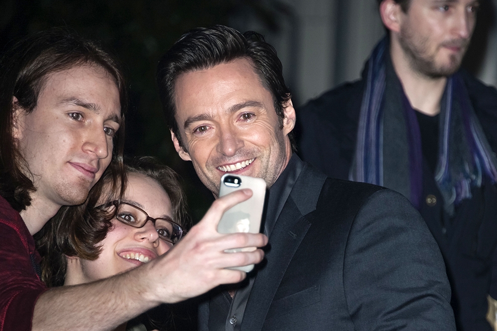 Hugh Jackman: Βγάζει selfies με τους φαν του