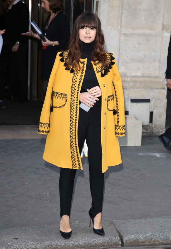 Η Miroslava Duma και το κίτρινο παλτό της