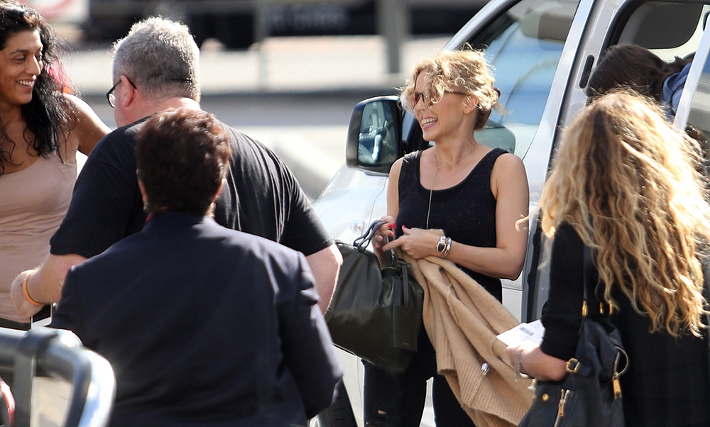 Kylie Minogue: Casual και ευδιάθετη στο αεροδρόμιο της Αυστραλίας Kylie Minogue: Casual και ευδιάθετη στο αεροδρόμιο της Αυστραλίας