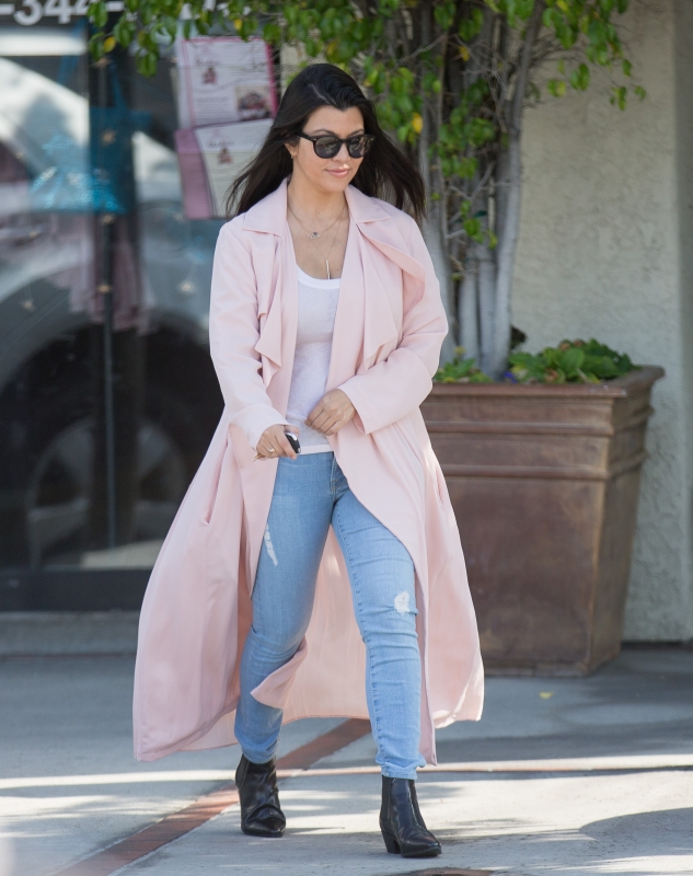 Ανανέωσε το look σου με μία ροζ καπαρντίνα όπως η Kourtney Kardashian