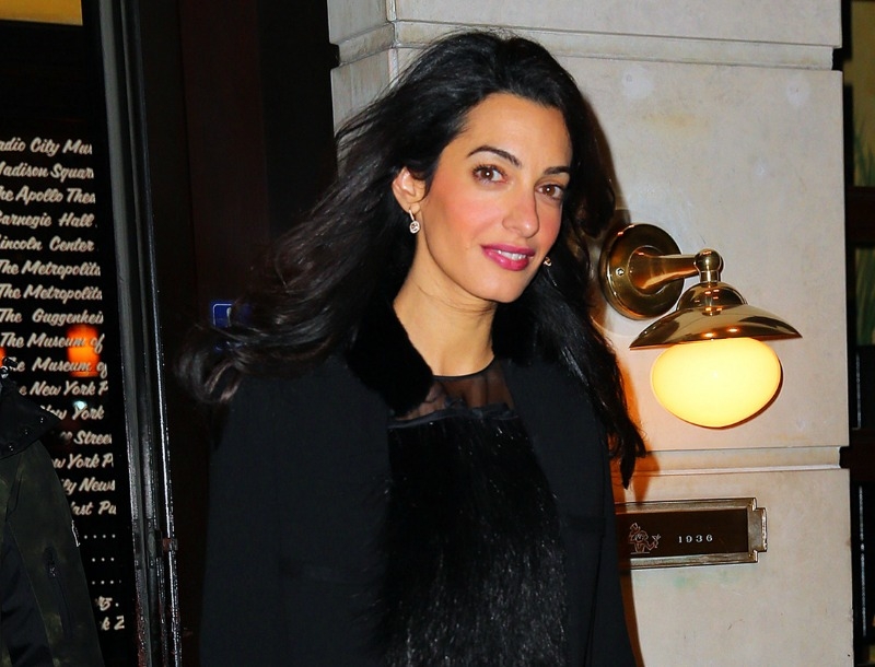 Φούξια κραγιόν: Η Amal Clooney το τόλμησε, γιατί όχι και εσύ;