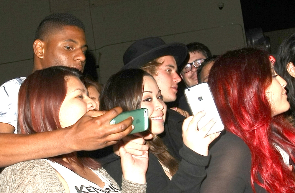 Ώρα για selfie! Ο Justin Bieber και τα κορίτσια του Ώρα για selfie! Ο Justin Bieber και τα κορίτσια του