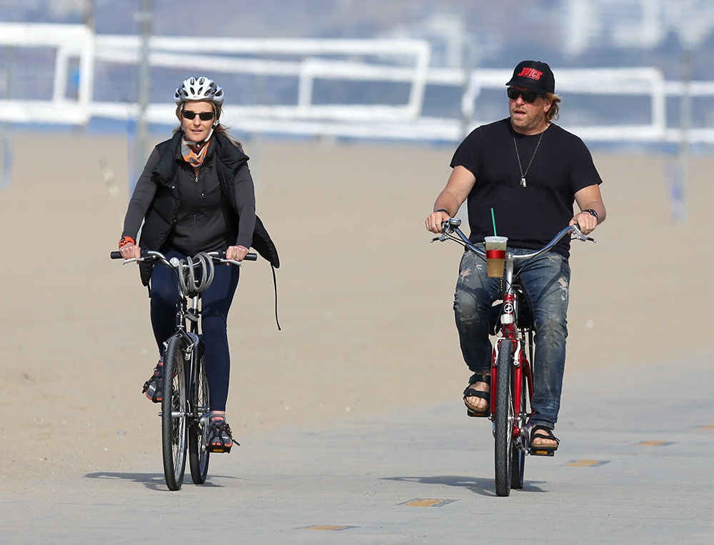 Helen Hunt: Ποδηλατάδα με το σύζυγο στην παραλία Helen Hunt: Ποδηλατάδα με το σύζυγο στην παραλία