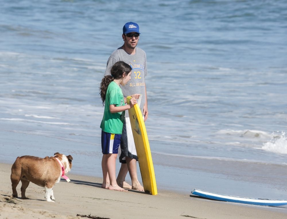 O Adam Sandler ξεκίνησε τις βουτιές