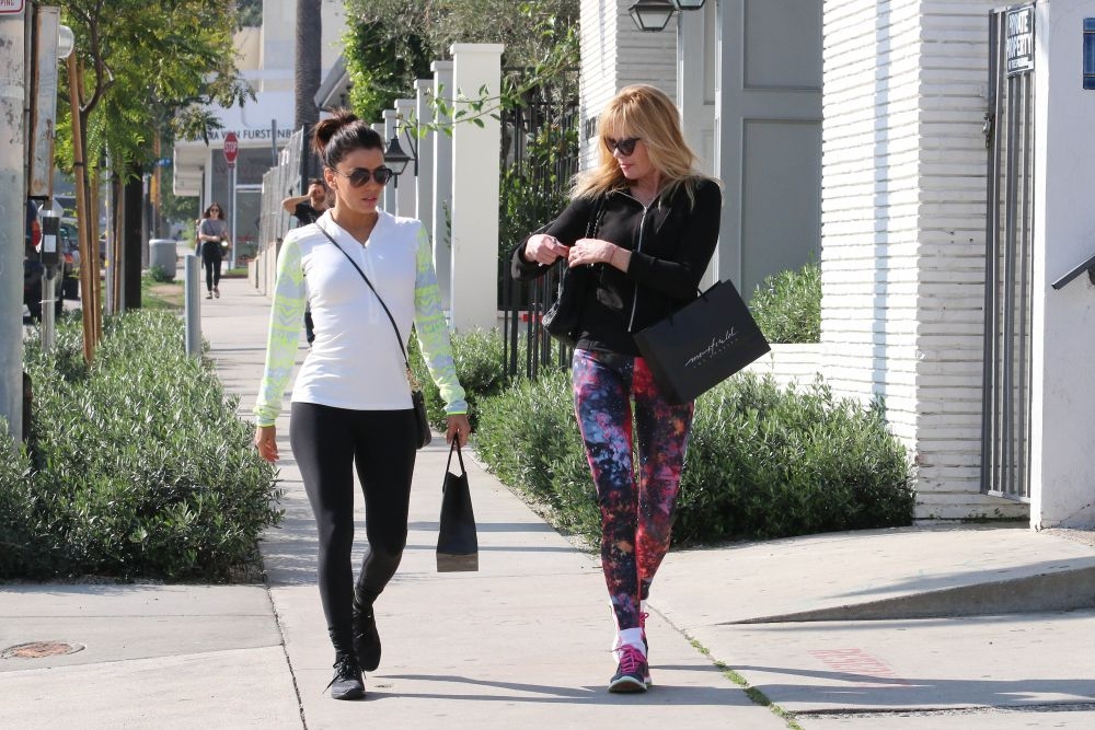 Κολλητές πολλών αστέρων! Η βόλτα της Melanie Griffith με την Eva Longoria