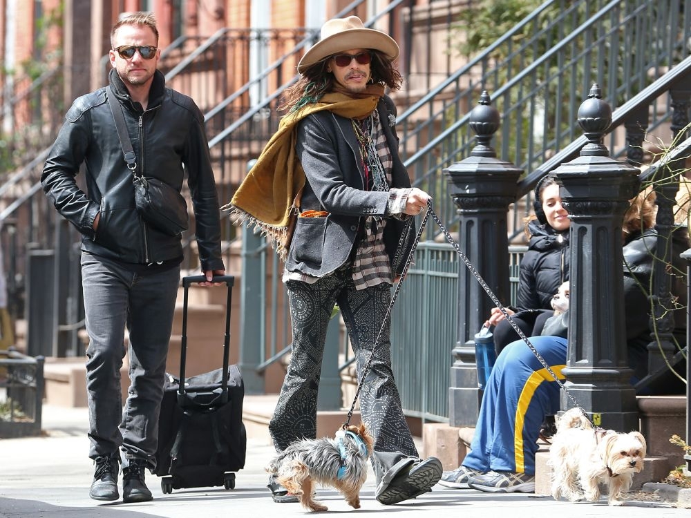 Steven Tyler: Η εκκεντρική του βόλτα με τα σκυλάκια του