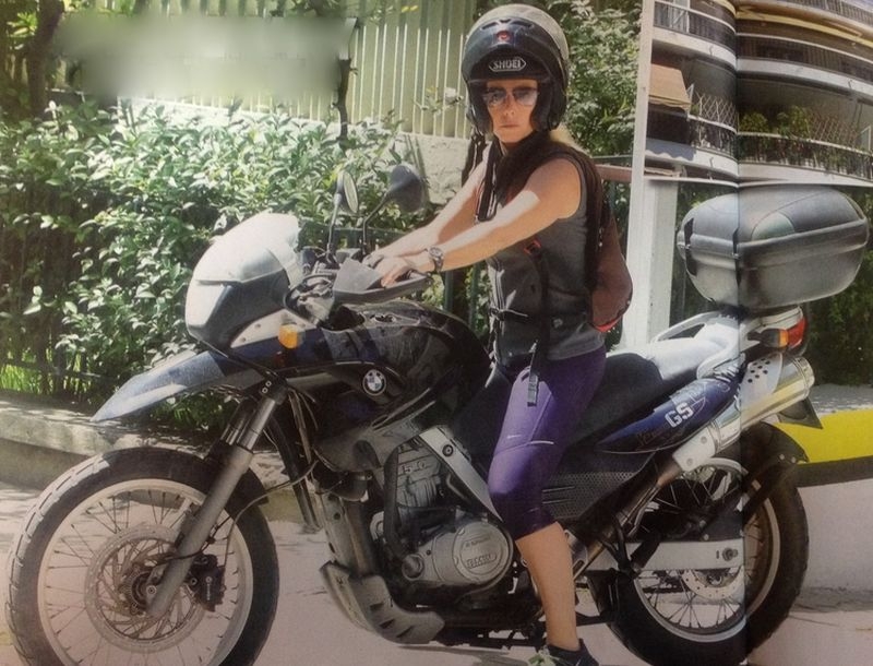 Δανάη Στράτου: Η γυναίκα του Γιάνη Βαρουφάκη είναι easy rider