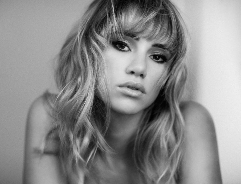 Suki Waterhouse: Το κορίτσι του Bradley Cooper σε sexy φωτογράφιση