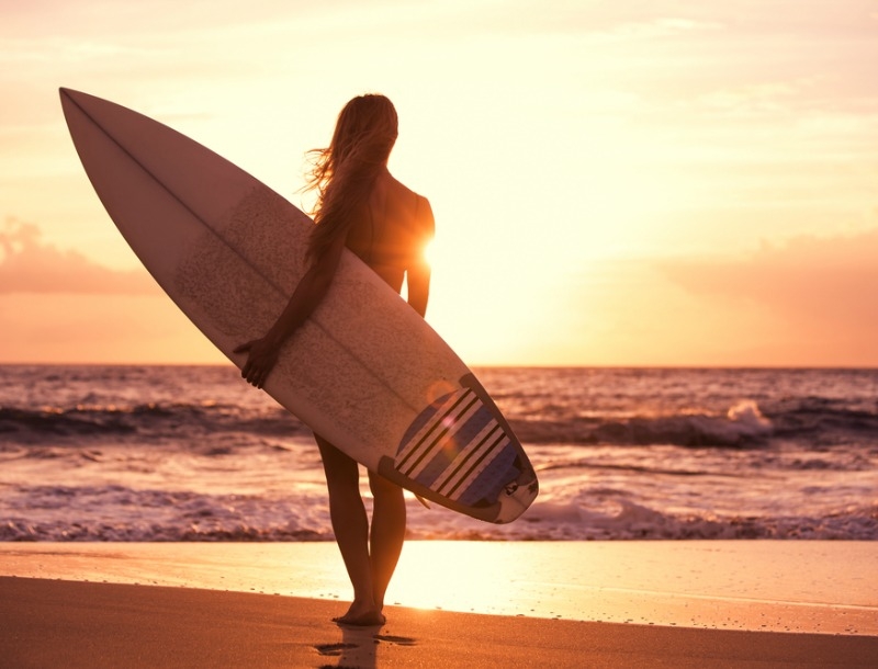 Όταν μια surfer και μια γραφίστρια στέλνουν ένα αισιόδοξο μήνυμα κατά του καρκίνου