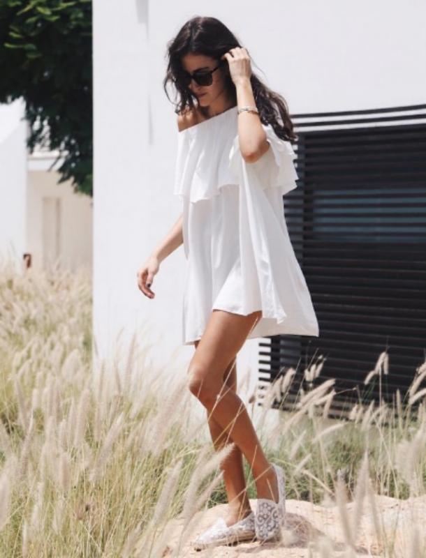 Street style: Η Sylvia Haghjoo δοκιμάζει total white look 