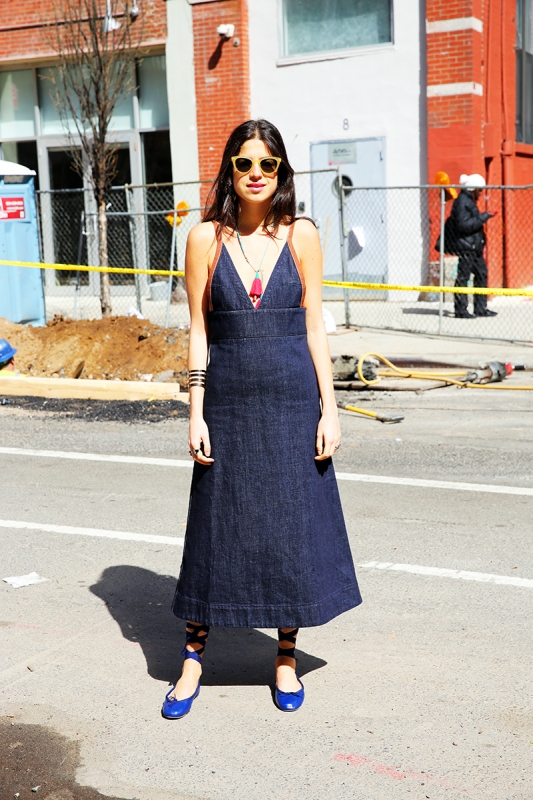 Street style : Η fashion blogger Leandra Medine σου προτείνει τον ιδανικό τρόπο να συνδυάσεις το τζιν φόρεμα