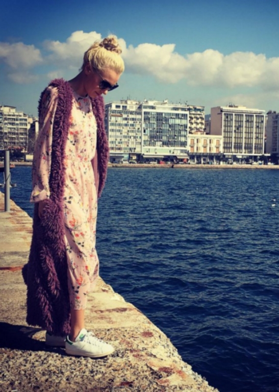 Street style : H Τάμτα συνδυάζει το floral maxi φόρεμα με τον πιο stylish τρόπο