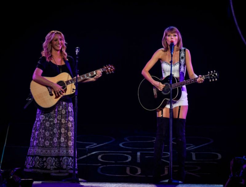 Η Taylor Swift τραγουδάει το θρυλικό Smelly Cat (παρέα με την Lisa Kudrow)