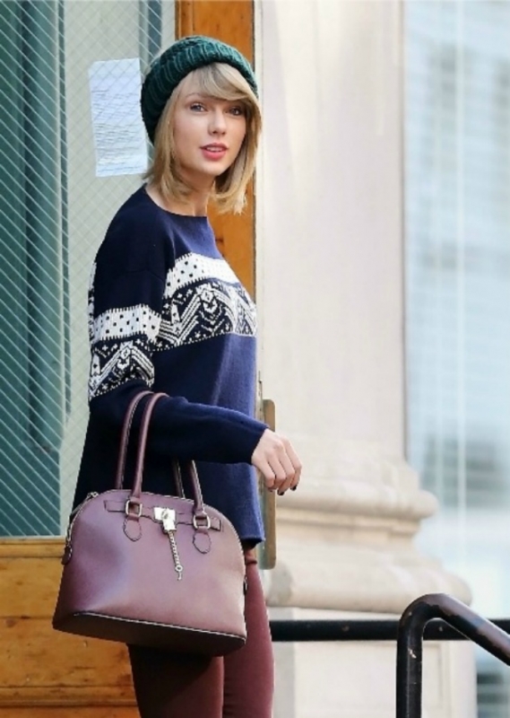 Η αγαπημένη τσάντα της Taylor Swift είναι οικονομική, stylish και μπορείς να την αποκτήσεις και εσύ!