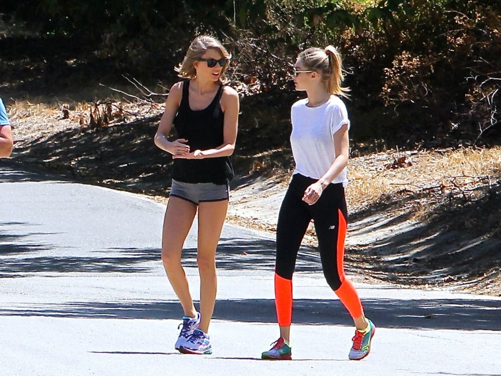 Η Taylor Swift και η Gigi Hadid το έριξαν στις βόλτες Η Taylor Swift και η Gigi Hadid το έριξαν στις βόλτες