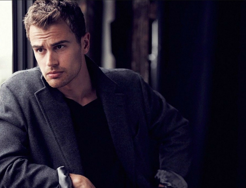 Theo James: Ο sexy Έλληνας που έχει κατακτήσει το Hollywood