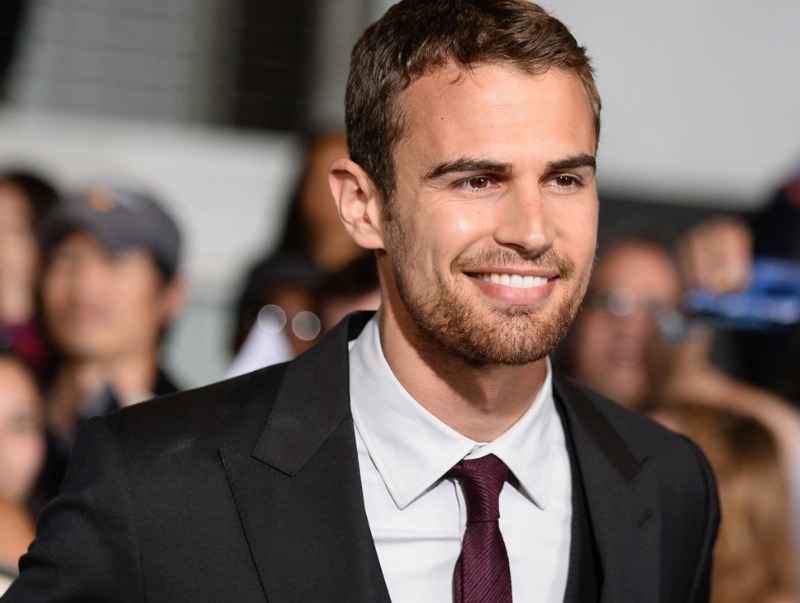 Όλες οι φορές που ο Theo James ήταν ο Θεός του Hollywood