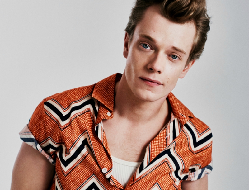 Alfie Allen: O Theon του Game of Thrones όπως δεν τον έχεις ξαναδεί