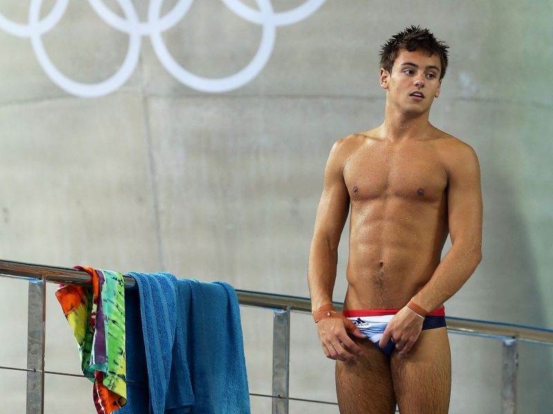 Tom Daley : Ο sexy Ολυμπιονίκης των καταδύσεων αρραβωνιάστηκε τον σύντροφό του