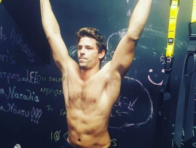 Στο gym χωρίς μπλουζάκι (όπως ο Αποστόλης Τότσικας) Στο gym χωρίς μπλουζάκι (όπως ο Αποστόλης Τότσικας)