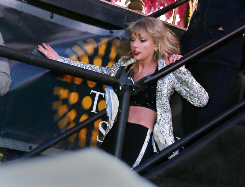 Συμβαίνει και στις διάσημες: Η τούμπα της Taylor Swift μπροστά στον κόσμο! 