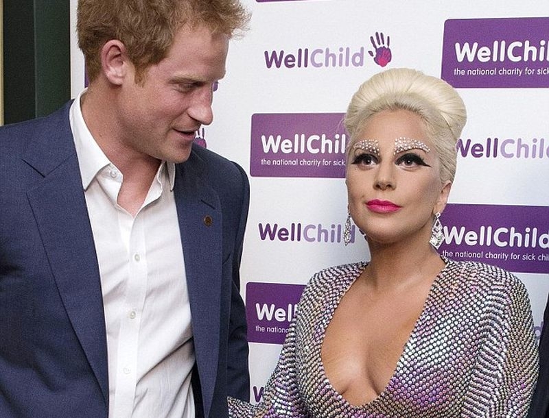 Prince Harry: Δεν μπόρεσε να αντισταθεί στο μπούστο της Lady Gaga