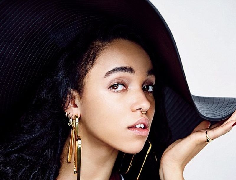 To κορίτσι του Pattinson είναι ντροπαλό! Η FKAtwigs δεν μπορεί τις φωτογραφίες