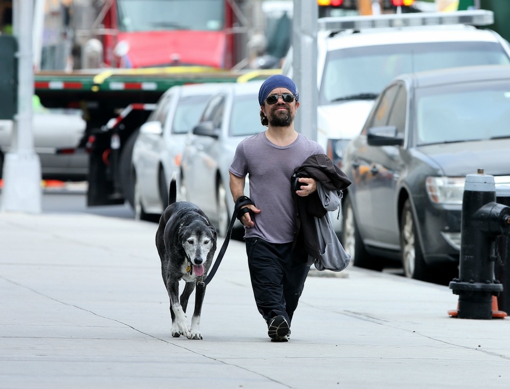 Peter Dinklage: Ο Tyrion κάνει βόλτες με το σκύλο του στη Νέα Υόρκη