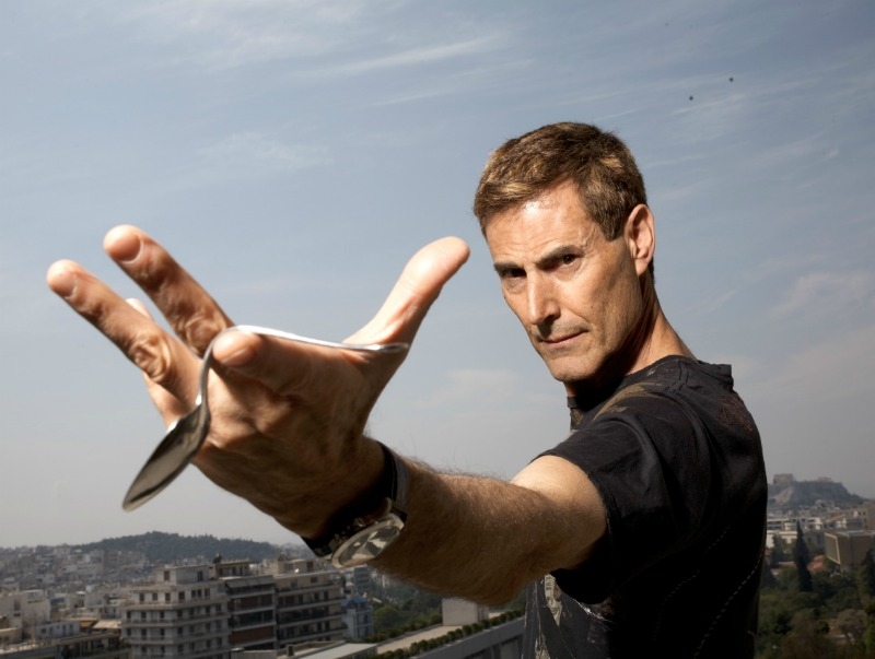 Uri Geller: Μπορώ να βοηθήσω την Ελλάδα με την ενέργειά μου 