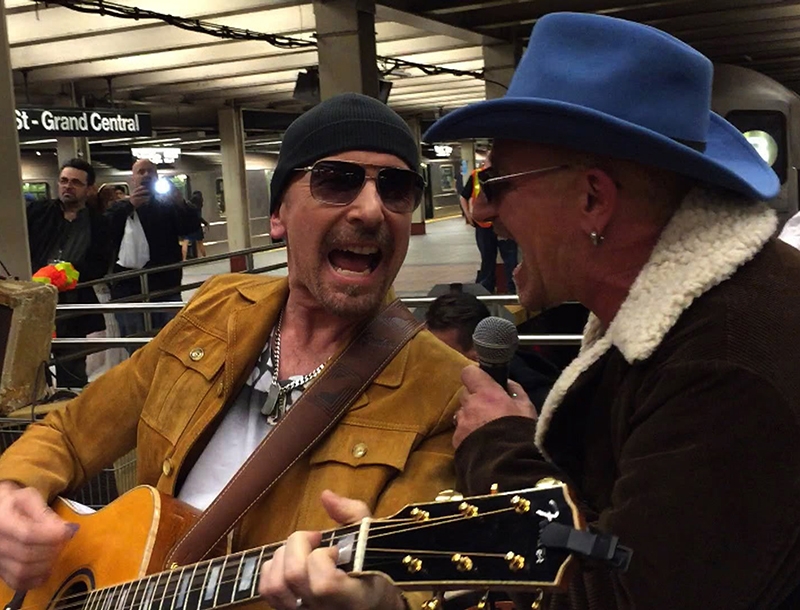 True Story: Τι θα έκανες αν έβλεπες τους U2 να παίζουν στο μετρό;  