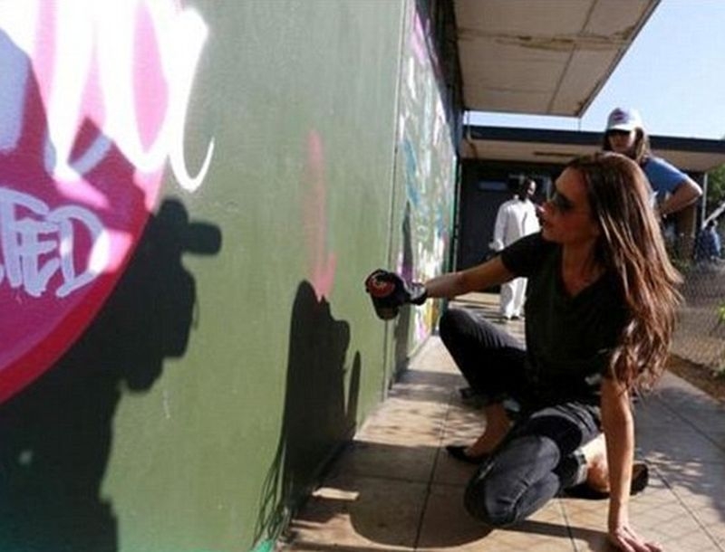 H Victoria Beckham κάνει graffiti για καλό σκοπό