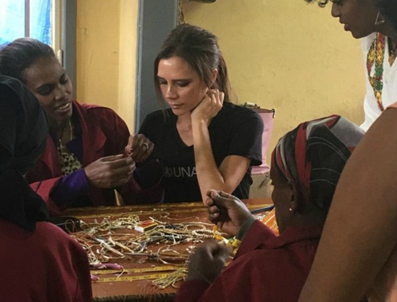 Η Victoria Beckham μαθαίνει χειροποίητο κόσμημα στην Αιθιοπία