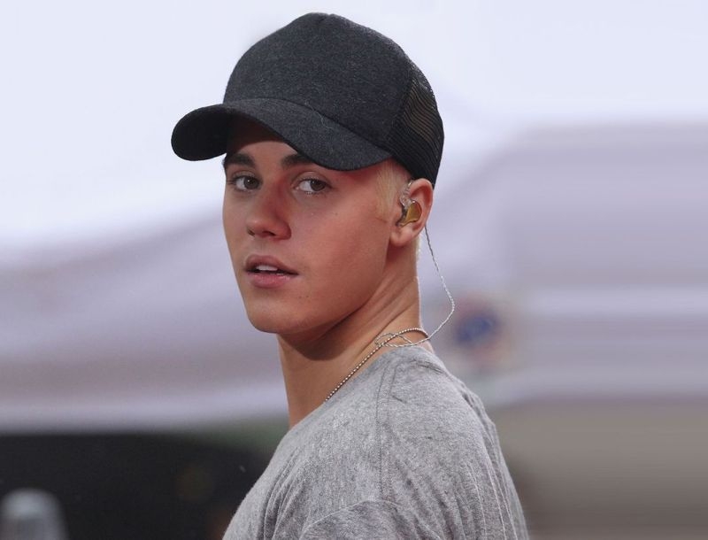 Justin Bieber : Θαυμάστριες έκαναν κωπηλασία 3 χιλιόμετρα για να τον δουν