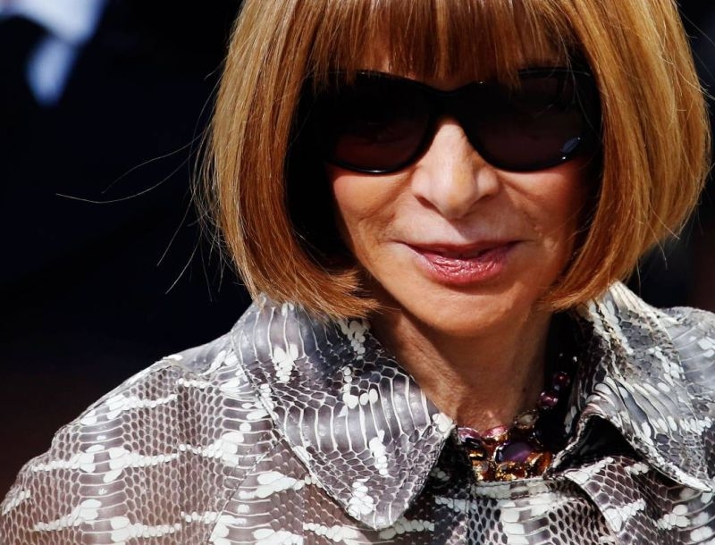 Anna Wintour: Η «σιδηρά κυρία» της Vogue μοιράζει τα πιο σικ χριστουγεννιάτικα δώρα