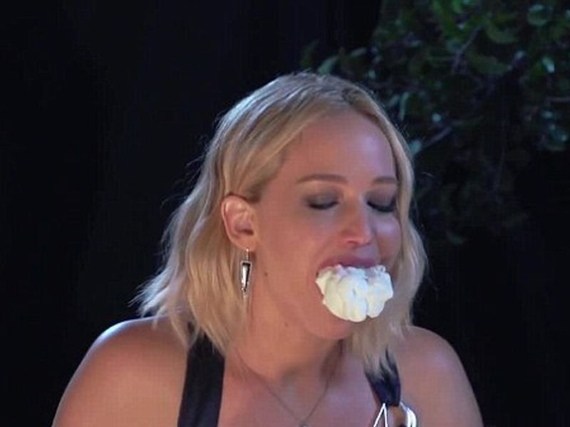 Πόσα marshmallows χωράνε στο στόμα της Jennifer Lawrence; Η απάντηση στο ξεκαρδιστικό video