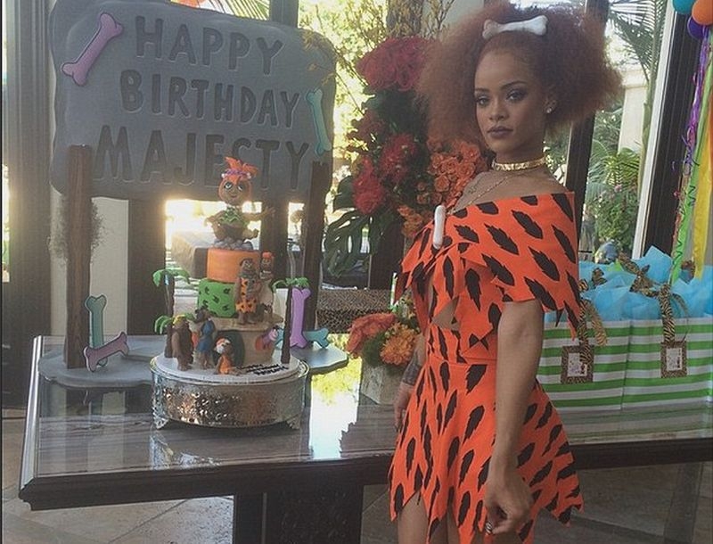 Rihanna: Είναι sexy ακόμη και ντυμένη Flintstone