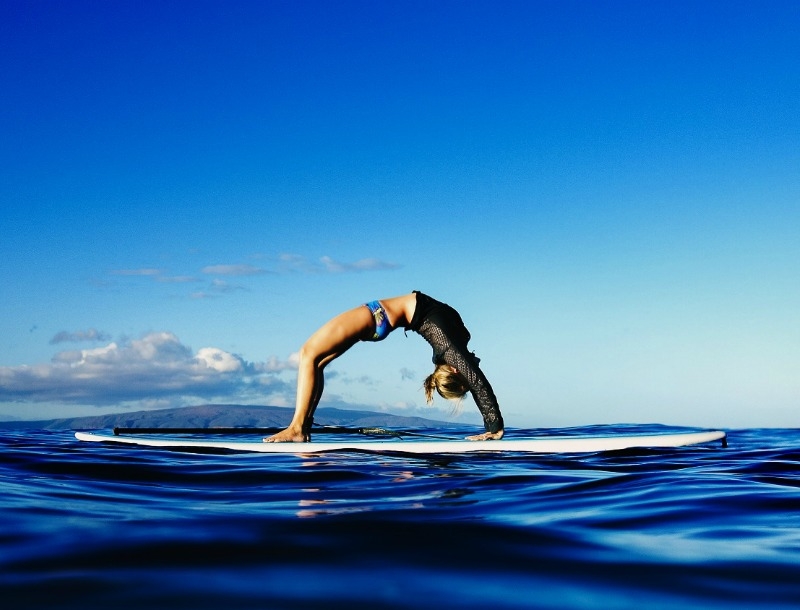 Yoga πάνω σε sup: Και όμως γίνεται και είναι τόσο αποτελεσματική και ανατρεπτική