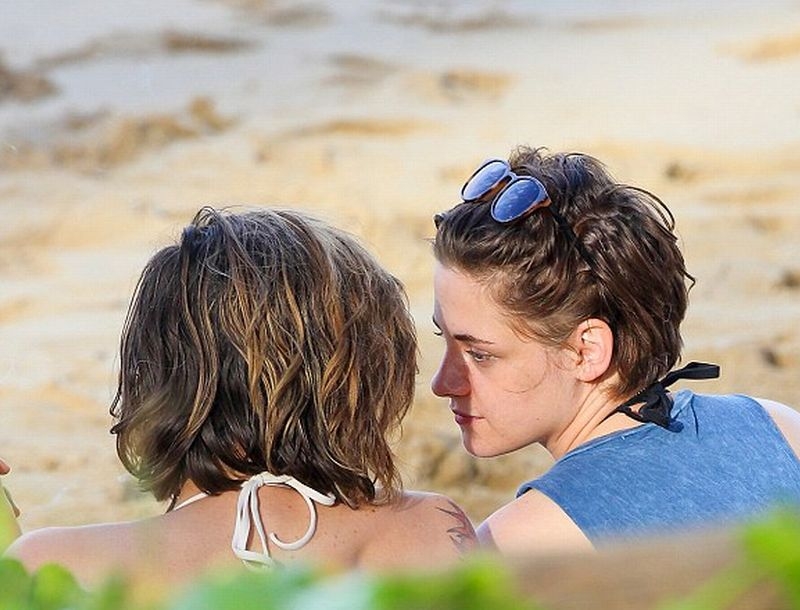Αυτό δεν το περιμέναμε: Η Κristen Stewart φιλιέται με γυναίκα;